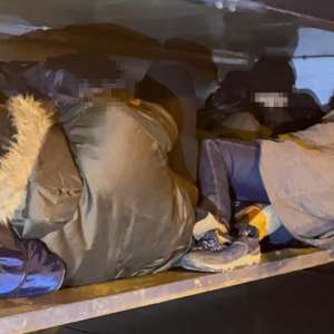 Ascunşi într-un spaţiu special amenajat sub un TIR, cincisprezece migranţi au fost depistaţi la graniţa de vest