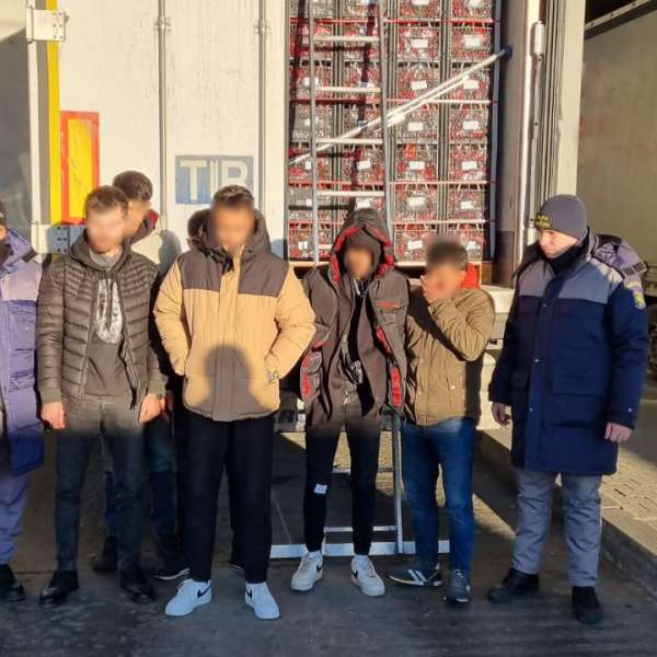Şase cetăţeni turci, ascunşi într-un TIR încărcat cu legume