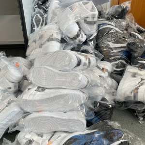 Încălțăminte sport contrafăcută, descoperită ascunsă într-un autocar  la P.T.F. Giurgiu