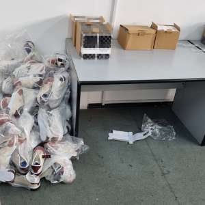 Peste 1.000 de bunuri contrafăcute,  descoperite în trei autocare la P.T.F. Giurgiu