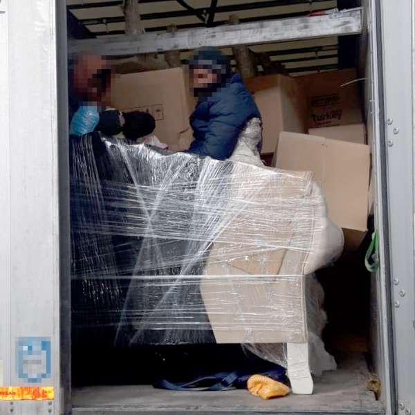 Cetăţeni din Bangladesh, ascunşi într-un TIR cu mobilă, depistaţi la PTF Borş
