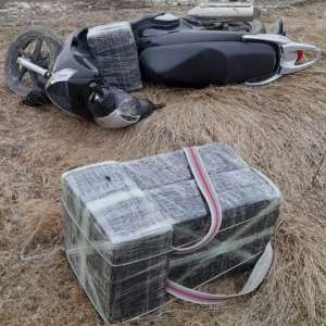 Ţigarete de contrabandă transportate cu mopedul ori disimulate în plafonul unui autoturism