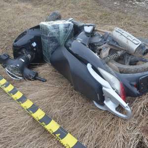 Ţigarete de contrabandă transportate cu mopedul ori disimulate în plafonul unui autoturism