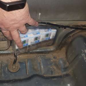 Ţigarete de contrabandă transportate cu mopedul ori disimulate în plafonul unui autoturism