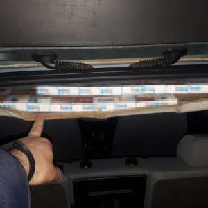 Ţigarete de contrabandă transportate cu mopedul ori disimulate în plafonul unui autoturism