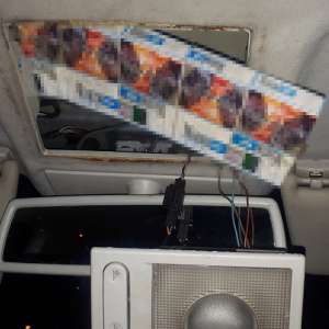Ţigarete de contrabandă transportate cu mopedul ori disimulate în plafonul unui autoturism
