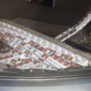 Ţigarete de contrabandă transportate cu mopedul ori disimulate în plafonul unui autoturism