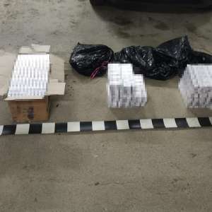 Ţigarete de contrabandă transportate cu mopedul ori disimulate în plafonul unui autoturism