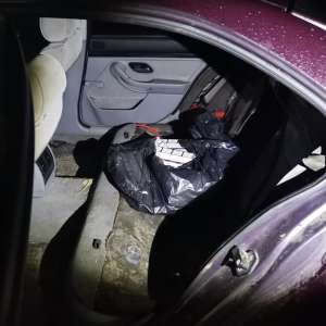 Ţigarete de contrabandă transportate cu mopedul ori disimulate în plafonul unui autoturism