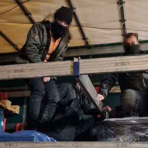 TIR încărcat cu mase plastice, oprit la Nădlac II. Patru persoane, depistate ascunse