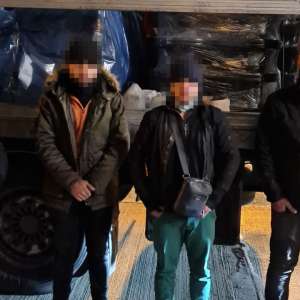 TIR încărcat cu mase plastice, oprit la Nădlac II. Patru persoane, depistate ascunse