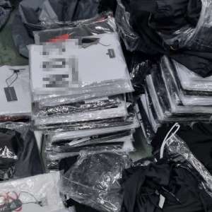 Sute de bunuri contrafăcute, indisponibilizate de polițiștii de frontieră giurgiuveni