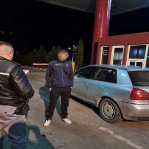Permis de conducere fals procurat cu 300 de euro descoperit de poliţiştii de frontieră