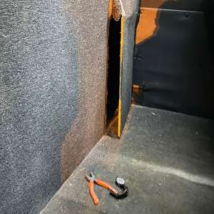 Opt persoane descoperite ascunse într-un microbuz