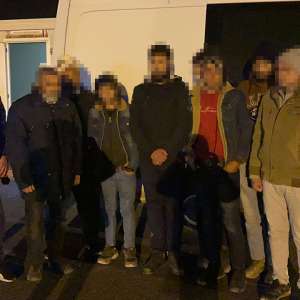 Opt persoane descoperite ascunse într-un microbuz