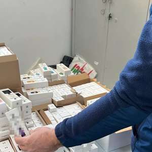 Peste 1.000 de bunuri contrafăcute, descoperite în trei autocare la PTF Giurgiu