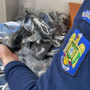 Peste 1.000 de bunuri contrafăcute, descoperite în trei autocare la PTF Giurgiu