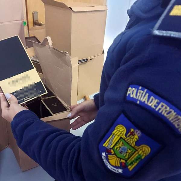 Parfumuri contrafăcute, în valoare de 73.000 lei, descoperite într-un autoturism la PTF Giurgiu