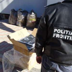 37.000 bunuri contrafăcute și 11.600 de țigarete nedeclarate, descoperite într-un autocamion, la PTF Calafat