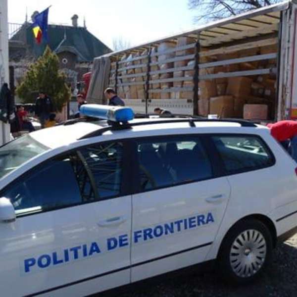 37.000 bunuri contrafăcute și 11.600 de țigarete nedeclarate, descoperite într-un autocamion, la PTF Calafat