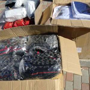 37.000 bunuri contrafăcute și 11.600 de țigarete nedeclarate, descoperite într-un autocamion, la PTF Calafat