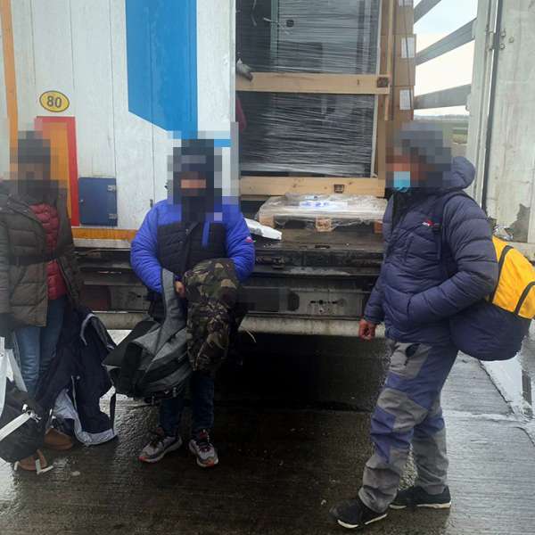Douăzeci și unu de cetăţeni din Nepal, Turcia, Siria şi Afganistan, depistaţi ascunși în TIR-uri la Nădlac II