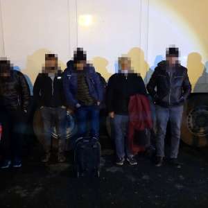 Douăzeci și unu de cetăţeni din Nepal, Turcia, Siria şi Afganistan, depistaţi ascunși în TIR-uri la Nădlac II