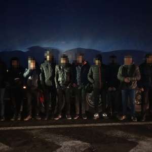 Douăzeci și unu de cetăţeni din Nepal, Turcia, Siria şi Afganistan, depistaţi ascunși în TIR-uri la Nădlac II