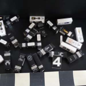 Bijuterii din aur în valoare de 580.000 lei și zeci de parfumuri contrafăcute, descoperite în urma unor percheziții domiciliare