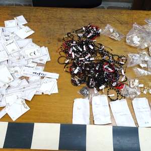 Bijuterii din aur în valoare de 580.000 lei și zeci de parfumuri contrafăcute, descoperite în urma unor percheziții domiciliare