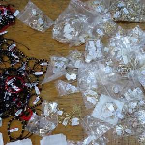 Bijuterii din aur în valoare de 580.000 lei și zeci de parfumuri contrafăcute, descoperite în urma unor percheziții domiciliare