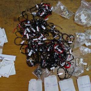 Bijuterii din aur în valoare de 580.000 lei și zeci de parfumuri contrafăcute, descoperite în urma unor percheziții domiciliare