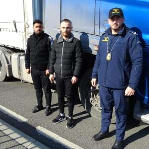 Doi cetățeni turci au plătit unui conațional, câte 500 de euro fiecare,  pentru a ajunge ilegal în Germania