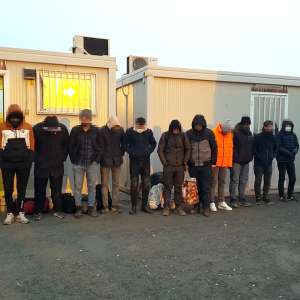 Paisprezece cetăţeni turci, depistaţi  ascunşi într-un TIR cu produse electronice