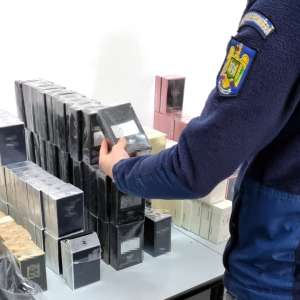 Parfumuri  contrafăcute, în valoare de 34.000 lei, descoperite într-un autocar la PTF Giurgiu