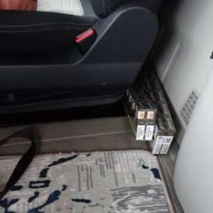 Peste 3. 500 de țigarete descoperite ascunse într-un ansamblu rutier