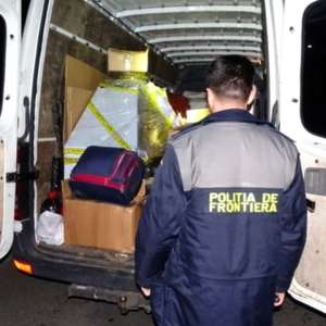 Parfumuri și produse farmaceutice presupuse a fi contrafăcute, descoperite la P.T.F. Calafat