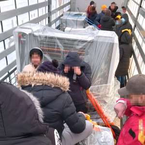 29 de cetăţeni străini ascunși în TIR-uri, depistați de polițiștii de frontieră de la Nădlac II