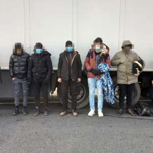 29 de cetăţeni străini ascunși în TIR-uri, depistați de polițiștii de frontieră de la Nădlac II