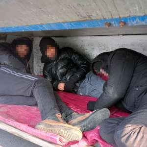 29 de cetăţeni străini ascunși în TIR-uri, depistați de polițiștii de frontieră de la Nădlac II