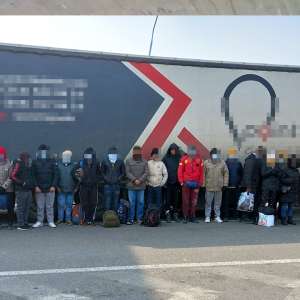 29 de cetăţeni străini ascunși în TIR-uri, depistați de polițiștii de frontieră de la Nădlac II