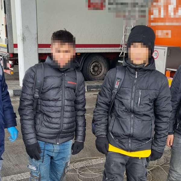 Trei cetăţeni afgani, ascunşi într-un TIR încărcat cu piese auto