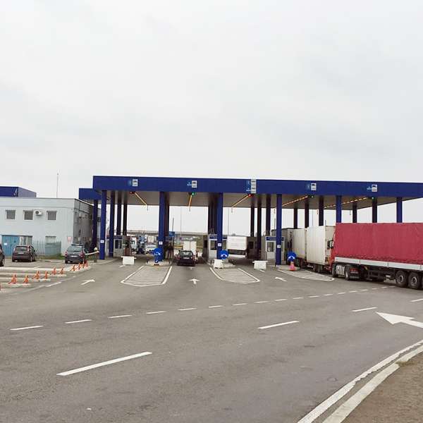 4.600 de țigarete descoperite ascunse într-un microbuz