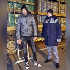 Doi cetățeni afgani și un algerian, depistați ascunși printre role textile și ambalaje din plastic