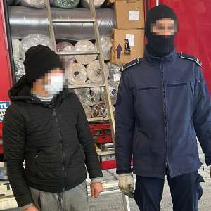 Doi cetățeni afgani și un algerian, depistați ascunși printre role textile și ambalaje din plastic