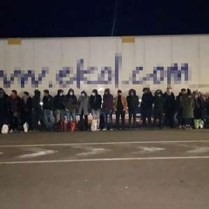 29 de cetăţeni străini, depistaţi ascunşi într-un TIR la PTF Nădlac II