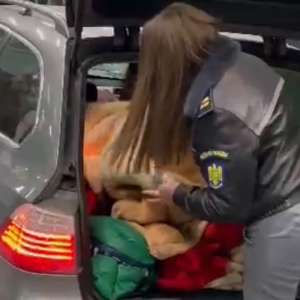 Copii ascunşi de părinţi în portbagaj, depistați la controlul de frontieră la PTF Cenad