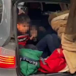 Copii ascunşi de părinţi în portbagaj, depistați la controlul de frontieră la PTF Cenad