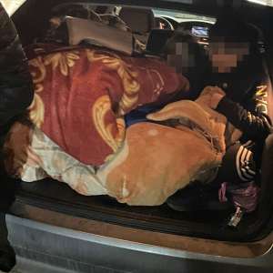 Copii ascunşi de părinţi în portbagaj, depistați la controlul de frontieră la PTF Cenad