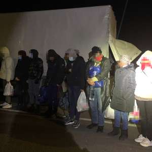 Douăzeci și șase de cetăţeni străini, depistaţi ascunşi într-o autoutilitară cu piese auto